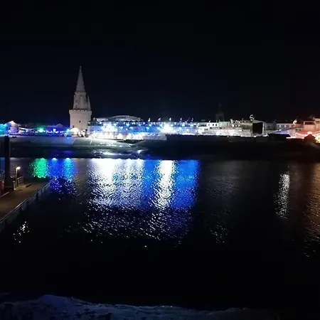 Nuits Insolites, Bateau A Quai Voilier Isseo, Sur L'eau *