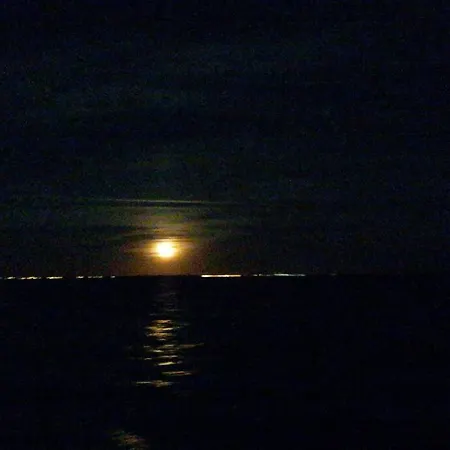 Nuits Insolites, Bateau A Quai Voilier Isseo, Sur L'eau Tekne