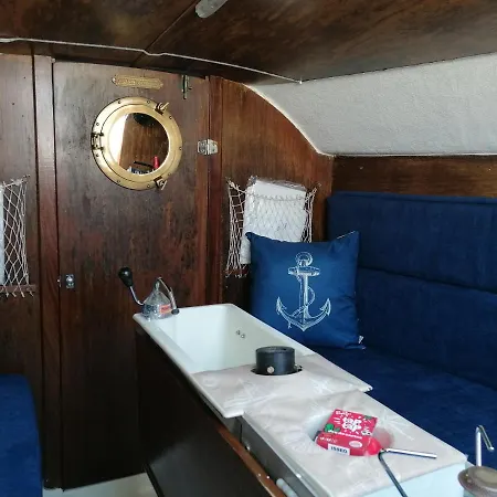 Nuits Insolites, Bateau A Quai Voilier Isseo, Sur L'eau Tekne La Rochelle (Charente-Maritime)