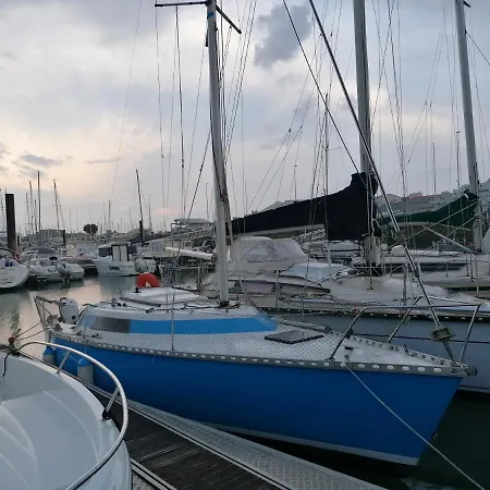 Tekne Nuits Insolites, Bateau A Quai Voilier Isseo, Sur L'eau *